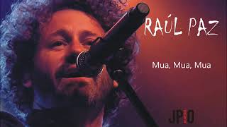 A close up photo of Raul Paz singing into a microphone.