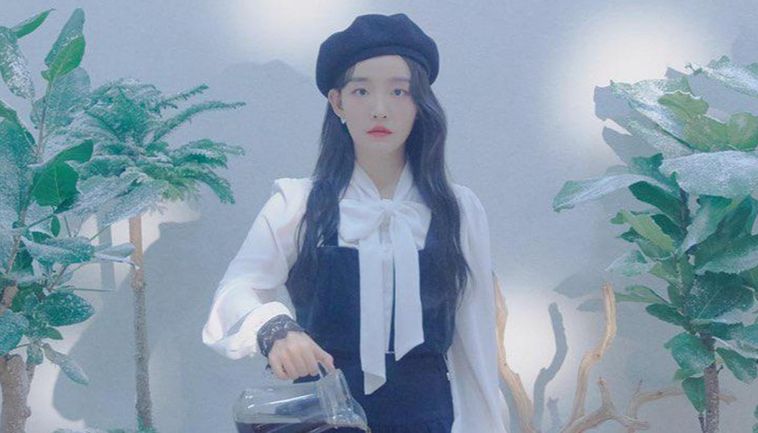 A promotional photo of singer Younha staring straight into the camera while pouring out a jug of water.