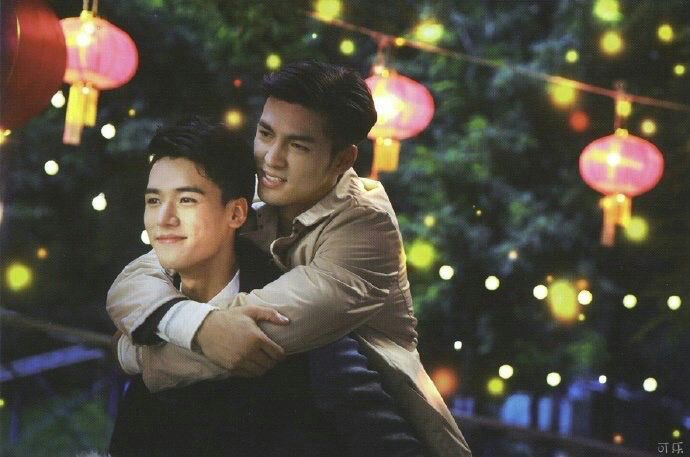 A photo still from the tv show Advance Bravely. Lead actor Gong Jun is giving a piggyback to other lead actor Xu Feng, and they are both smiling happily.