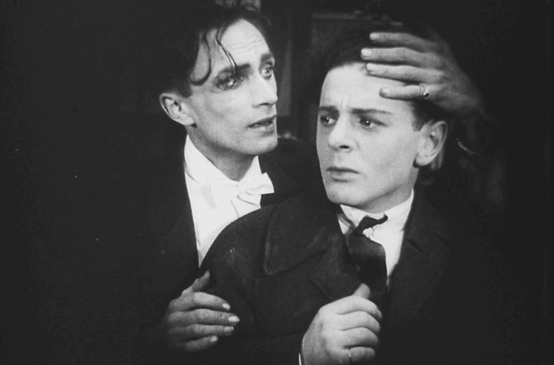 A black and white photo of the two male leads of Anders als die Andern.