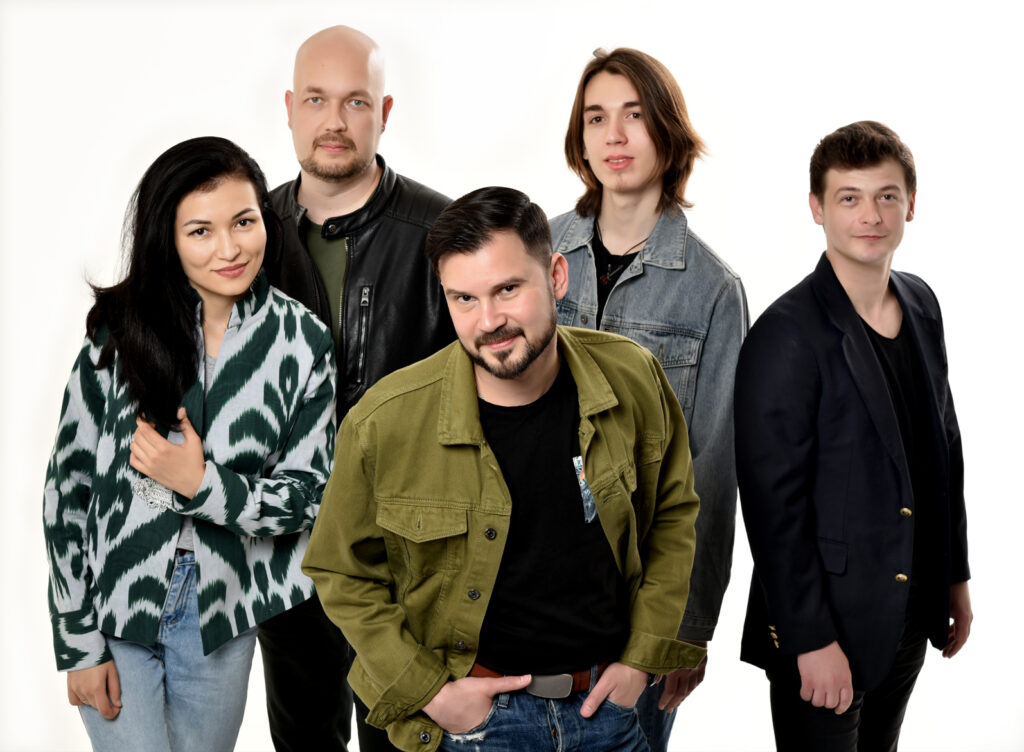 A photo of ЭЛЕКТРООКО. The five band members are posed in a group against a white background, all looking into the camera.